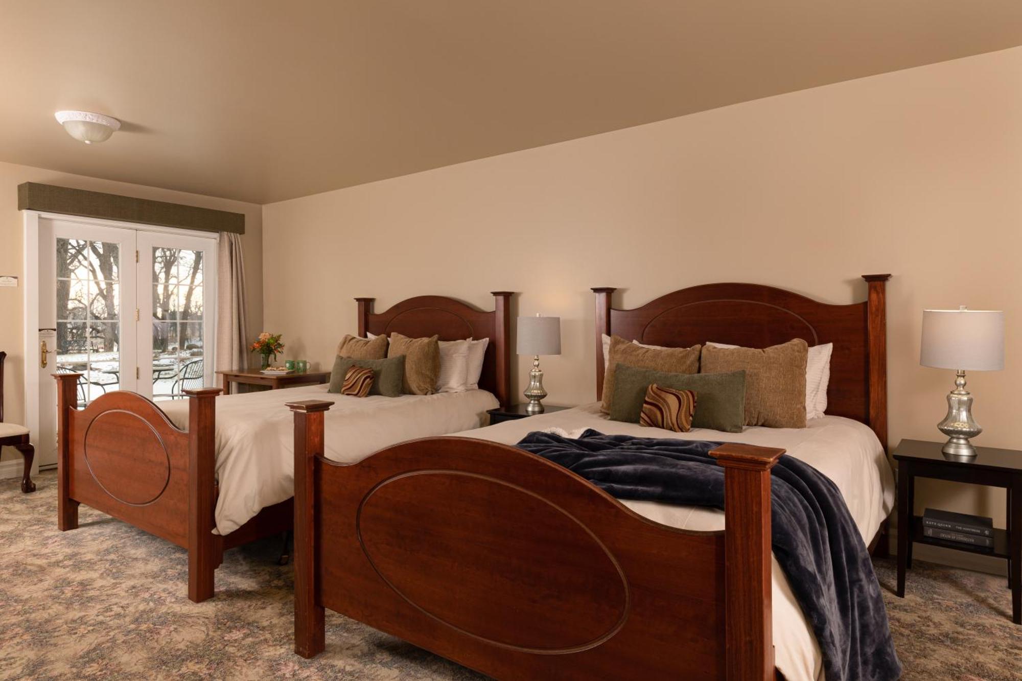 The Oakwood Inn Okoboji Exterior photo