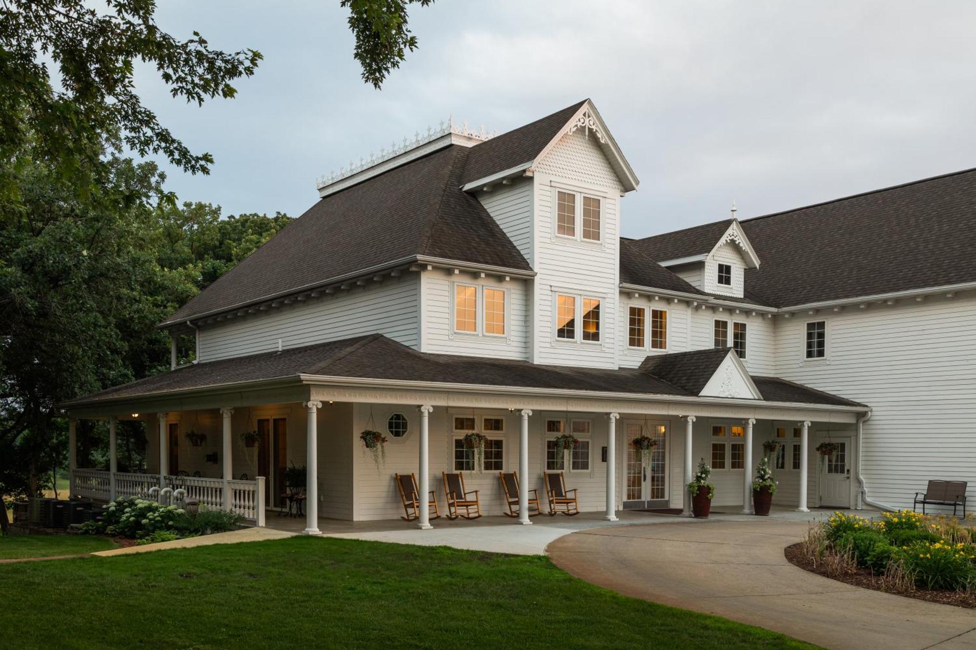 The Oakwood Inn Okoboji Exterior photo