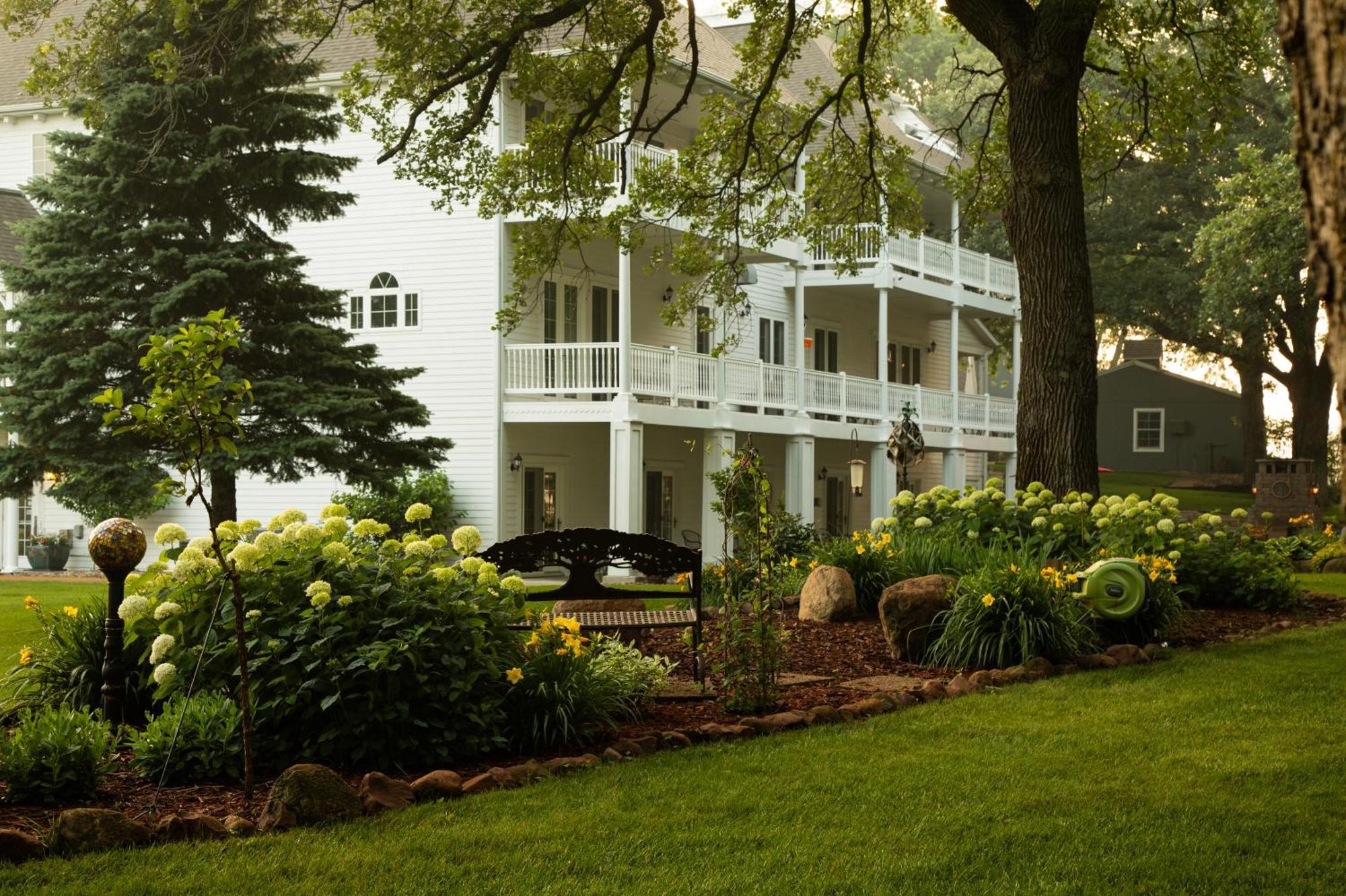 The Oakwood Inn Okoboji Exterior photo