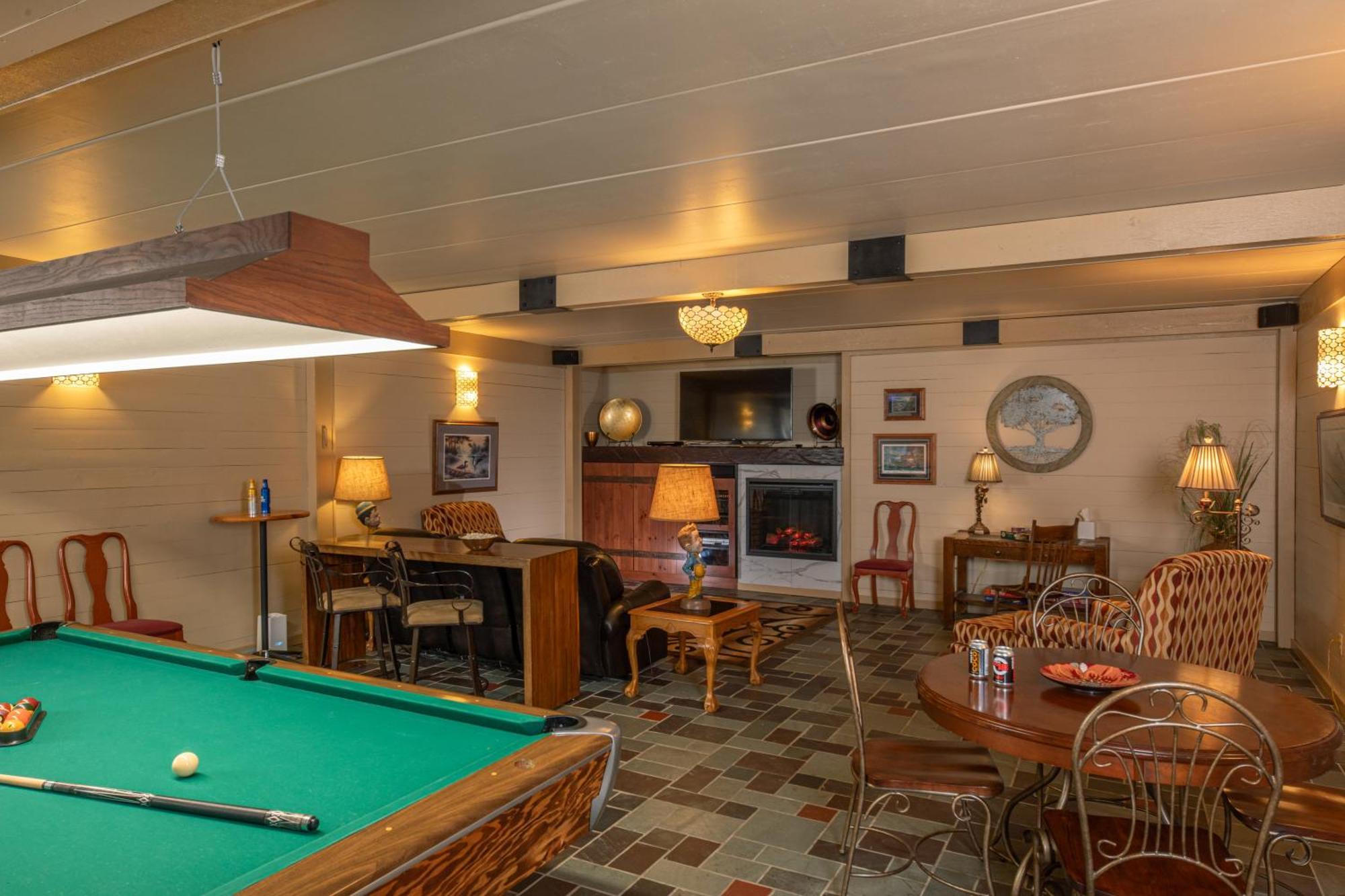 The Oakwood Inn Okoboji Exterior photo
