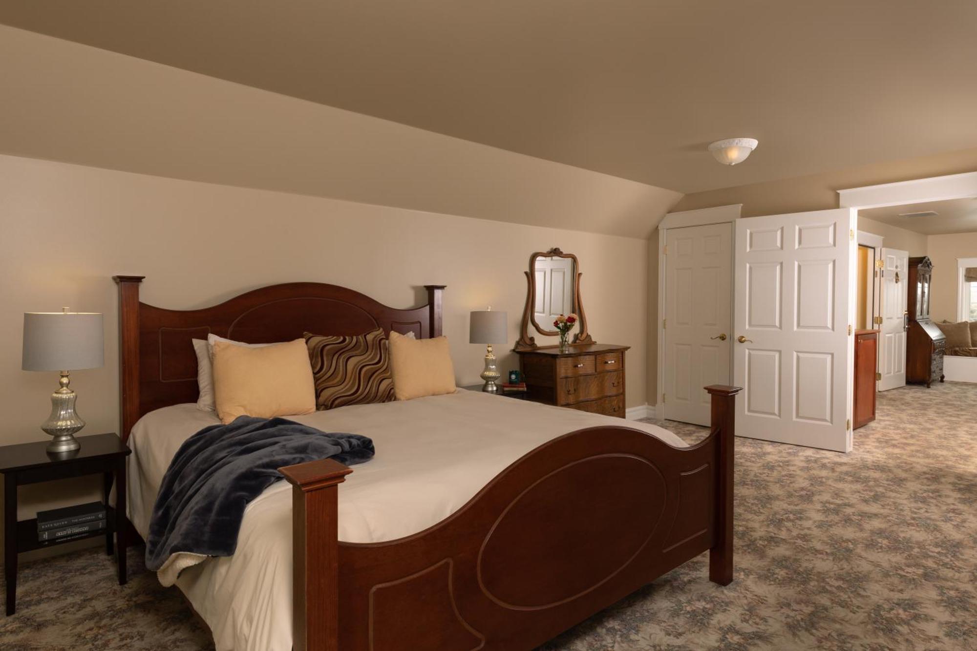 The Oakwood Inn Okoboji Exterior photo