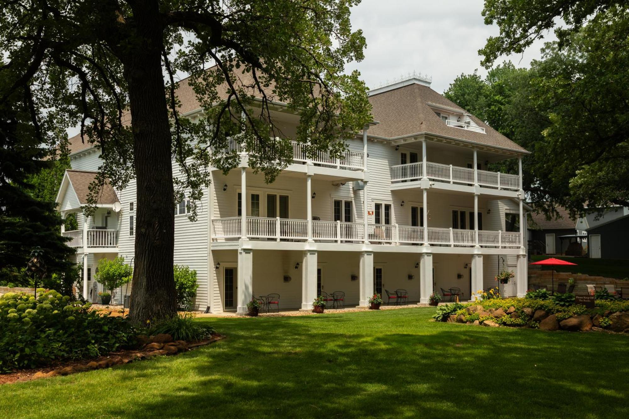The Oakwood Inn Okoboji Exterior photo