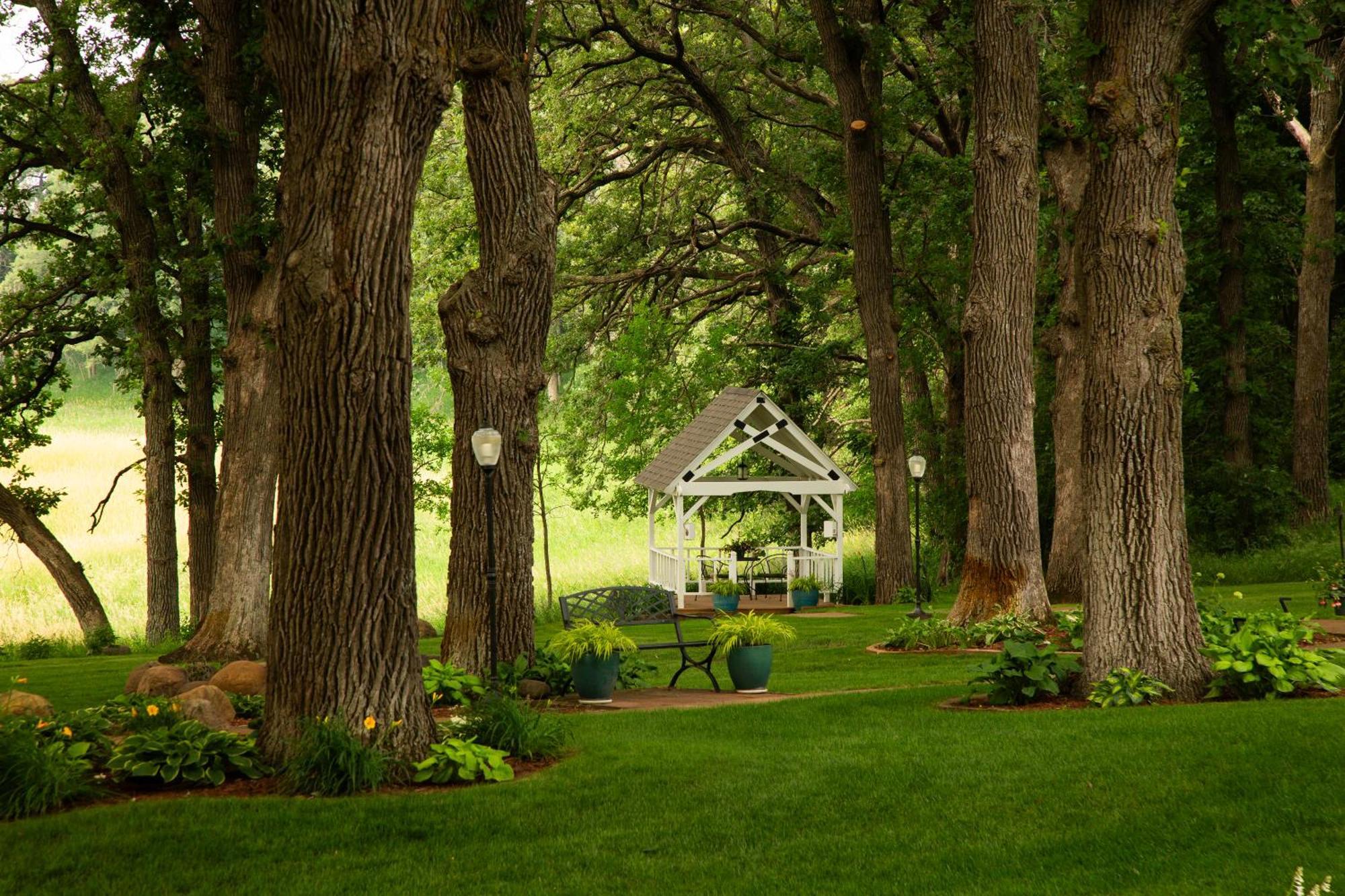 The Oakwood Inn Okoboji Exterior photo